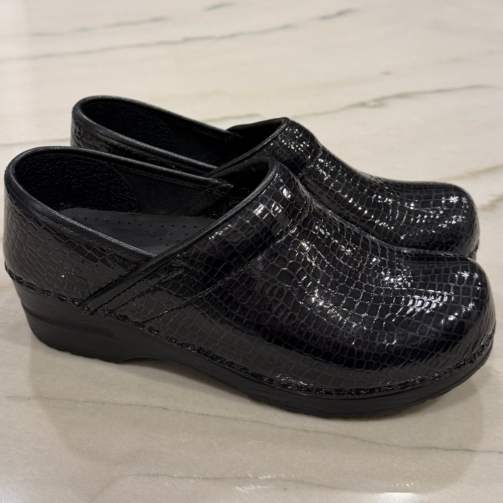 Sanita Clogs Womens Size 37 US 6.5 Black Patent Croc Embossed Professional - Picture 2 of 7